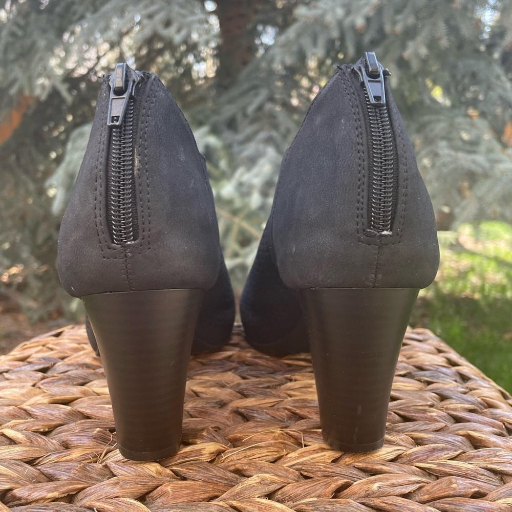 Giani Bernini Alanny Black Perforated Suede Peep Toe shoe bootie. Size 9 - Picture 5 of 7